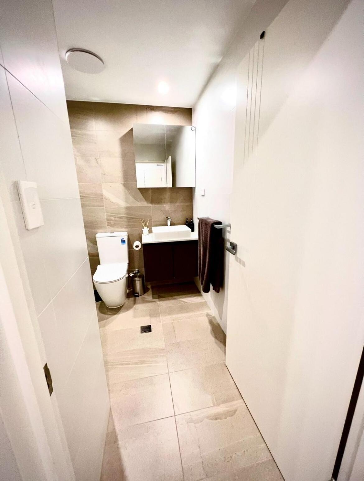 One Bedroom Oasis In Strathfield Apartment *